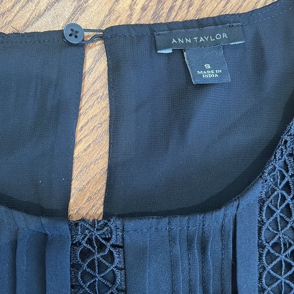 Beautiful Ann Taylor blouse - small - Picture 2 of 6